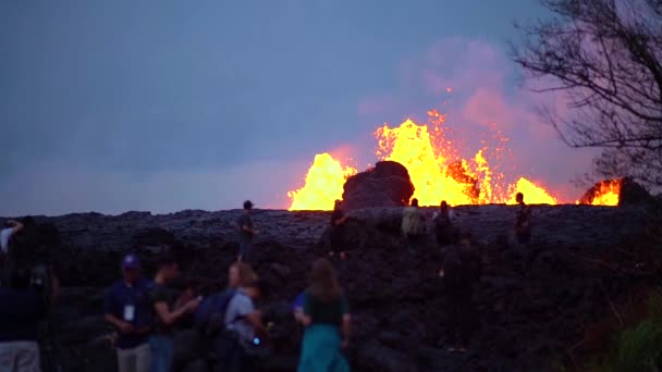 2018 Kilauea Volkanı Geceleri Büyük Lav Akıntılarıyla Püskürüyor — Stok video