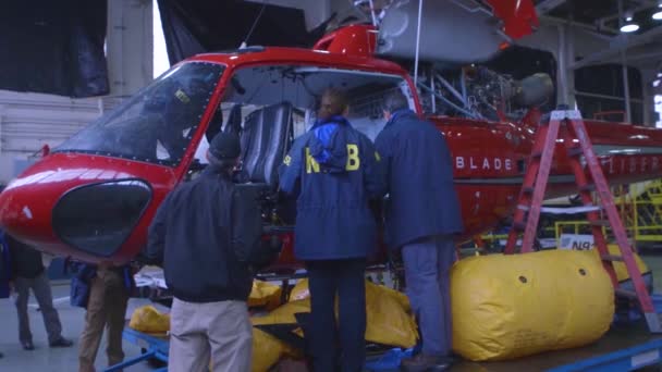2018 Investigadores Ntsb Inspeccionan Helicóptero Dañado Que Estrelló East River — Vídeos de Stock