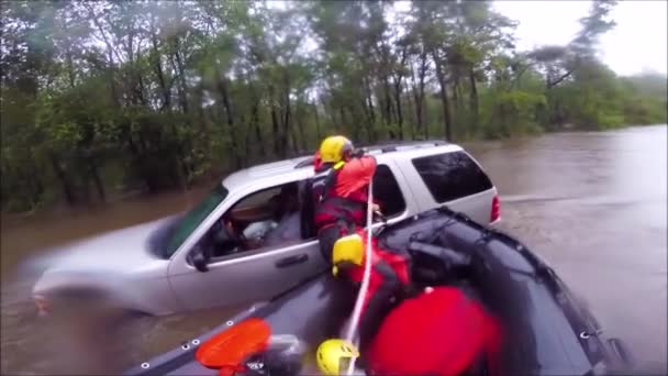 2018 Equipo Búsqueda Rescate Rescata Hombre Atrapado Aguas Inundación Camión — Vídeo de stock
