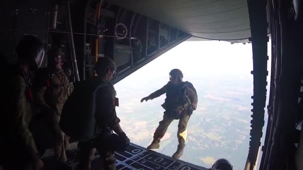 2017年 特种战术飞行员从Mc 130H跳出 — 图库视频影像