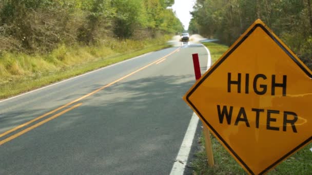 2018年 ノースカロライナ州フェイエットビルとハリケーン フローレンスの後の周辺地域で高水位の標識の映像 道路閉鎖 構造物の損傷の結果 — ストック動画