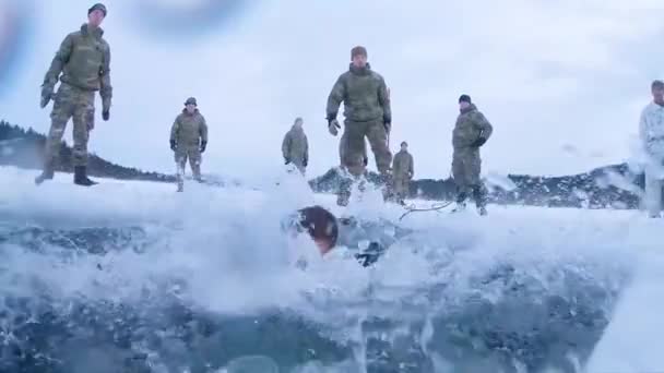 2018 Des Soldats Armée Norvégienne Exercent Des Tactiques Sauvetage Hiver — Video