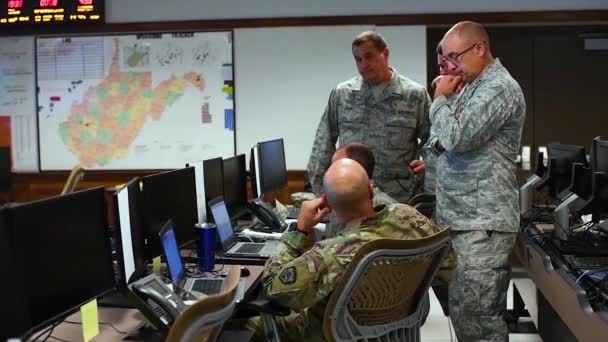 2018年 西弗吉尼亚国民警卫队 West Virginia National Guard 成员在西弗吉尼亚联合部队总部联合行动中心 Wvng Joint Force — 图库视频影像