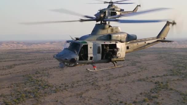 Huey Helikopterleri Ağır Çekim Savaş Sahnesinde Düzen Içinde Uçar — Stok video