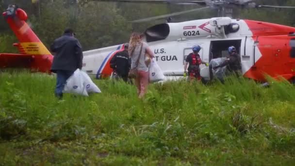 2018 Agentes Guarda Costeira Resgatam Evacuam Pessoas Encalhadas Durante Enchentes — Vídeo de Stock