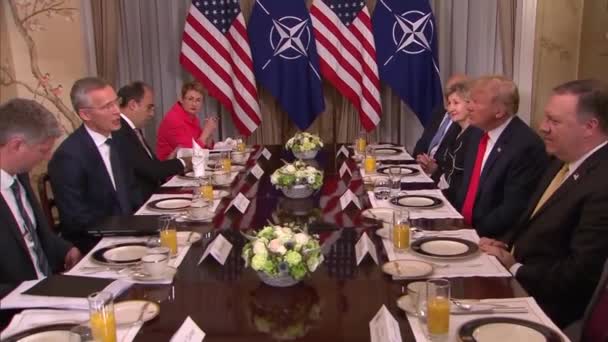 2018 米国ドナルド トランプ大統領は ベルギーのブリュッセルでのNato首脳会議での朝食中にロシアとのドイツの外交政策を批判する — ストック動画