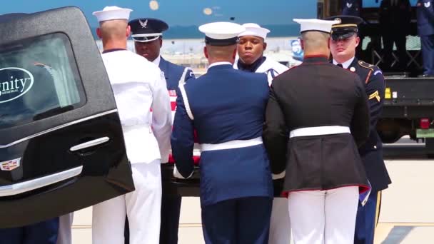 2018 ジョン マケイン上院議員の遺骨は フェニックス中央部の葬儀からバリー ゴールドウォーター アリゾナ空軍基地のフライトに移されました — ストック動画