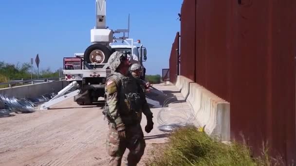 2018 Border Patrol Werk Bemanningen Opgehangen Prikkeldraad Langs Top Van — Stockvideo