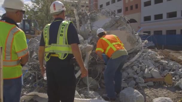 2018 Ntsb Inspecteurs Kijken Naar Instorting Van Een Voetgangersbrug Het — Stockvideo