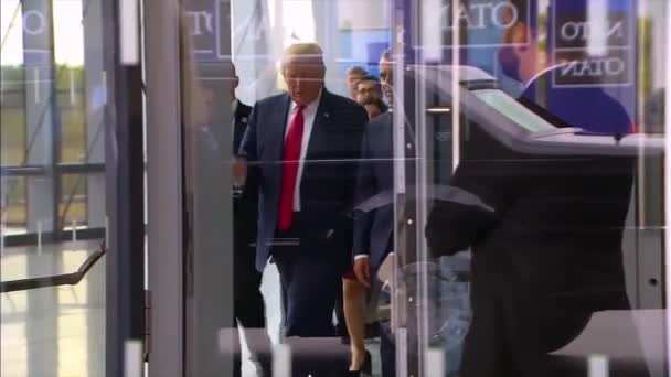 2018 Président Américain Donald Trump Traverse Une Foule Sommet Otan — Video