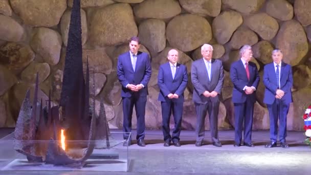 2018年 美国国家安全顾问约翰 博尔顿大使访问以色列 并在耶路撒冷大屠杀纪念馆Yad Vashem敬献花圈 — 图库视频影像