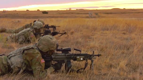 2018 武器でモデル村を発射することによって訓練された米軍兵士 — ストック動画