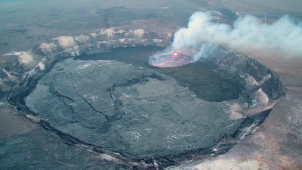 ハワイ州キラウエア火山のサミット ベント 溶岩湖上空での素晴らしい空中撮影 — ストック動画