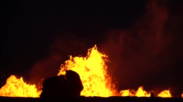 2018年 基劳厄火山在夜间喷发 熔岩流巨大 — 图库视频影像