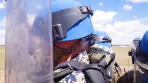 2018 国連陸上自衛隊兵士がモンゴル 中国で模擬抗議者に対する暴動取締訓練を実施 — ストック動画
