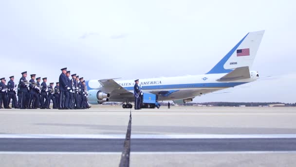 2018年 ジョージ ブッシュ米大統領の棺が空軍1から輸送され 葬儀中に彼の視聴に運ばれる — ストック動画