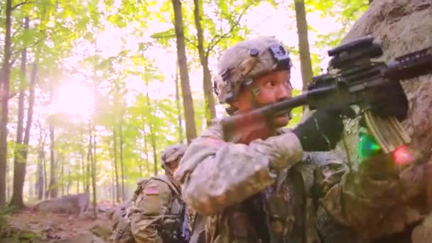 Amerikaanse Mariniers Trainen Jungle Het Bos Met Camouflage Geweren — Stockvideo