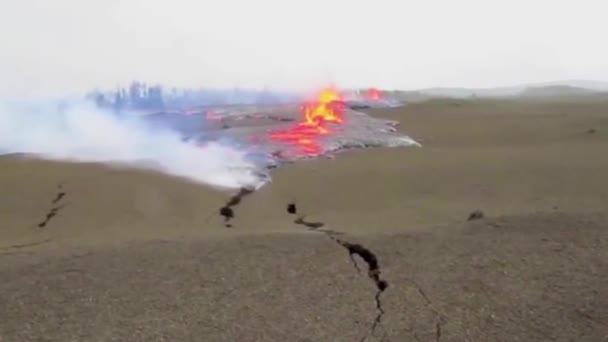 Lava Wybucha Ogromnego Pęknięcia Ziemi 2018 Erupcji Wulkanu Kilauea Hawajach — Wideo stockowe