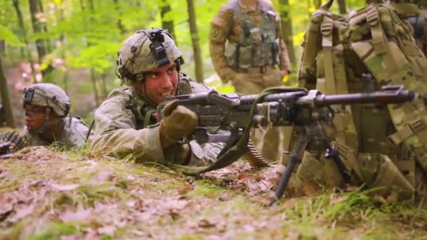 Amerikaanse Mariniers Trainen Jungle Het Bos Met Camouflage Geweren — Stockvideo