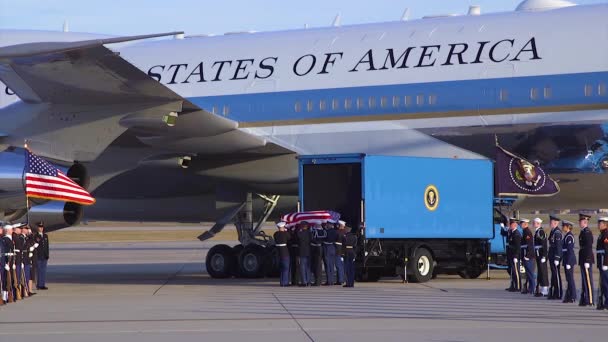 2018年 美国总统乔治 布什的棺材被从空军一号上取下来 在国葬期间被送到他的面前 — 图库视频影像