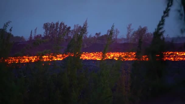 2018 Kilauea Vulkán Hawaii Nagy Szigetén Éjjel Hatalmas Lávafolyamokkal Tör — Stock videók