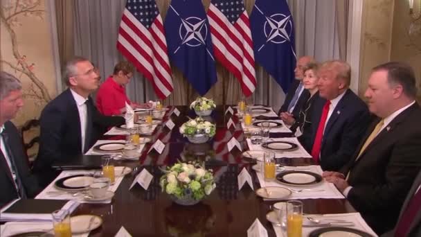 2018 米国ドナルド トランプ大統領は ベルギーのブリュッセルでのNato首脳会議での朝食中にロシアとのドイツの外交政策を批判する — ストック動画