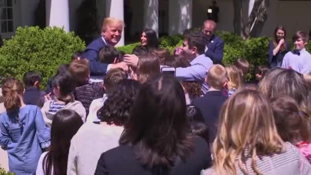 2018 멜라니아 대통령 도널드 트럼프 대통령 자녀들을 백악관으로 데리고 — 비디오