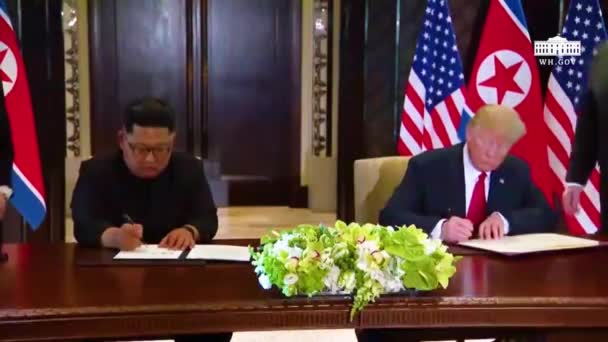 2018年 美国总统特朗普和朝鲜独裁者金正恩在历史性的新加坡峰会上签署了一份文件 — 图库视频影像