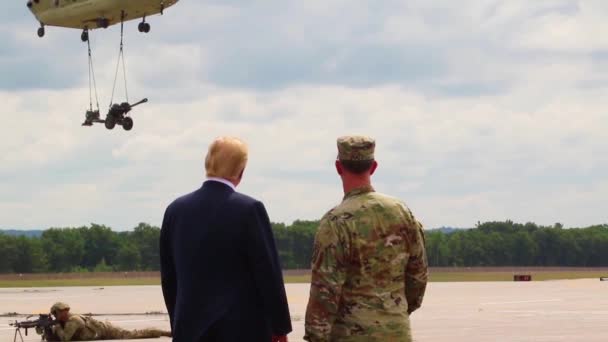 2018 Usa President Donald Trump Hälsar Befälhavare Och Tittar Flyguppvisning — Stockvideo
