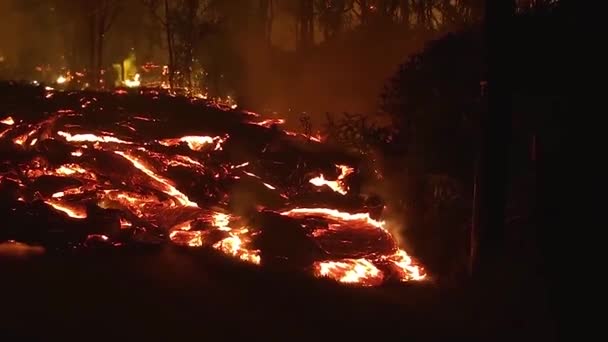 Spektakulärer Nächtlicher Lavastrom Einem Hang Auf Hawaii Während Des Vulkanausbruchs — Stockvideo