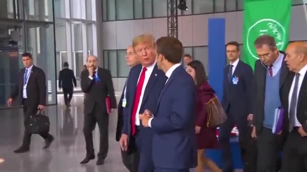 2018年 美国总统唐纳德 特朗普在与法国总统埃马纽埃尔 马克龙对话的北约峰会上穿过人群 — 图库视频影像