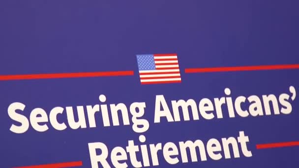 2018年 美国总统唐纳德 特朗普签署延长退休储蓄账户福利的行政命令 — 图库视频影像