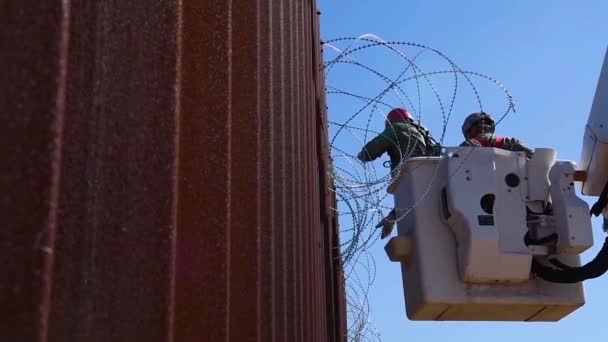 2018 Arbeitskommandos Der Grenzpolizei Errichten Stacheldraht Entlang Der Oberseite Der — Stockvideo