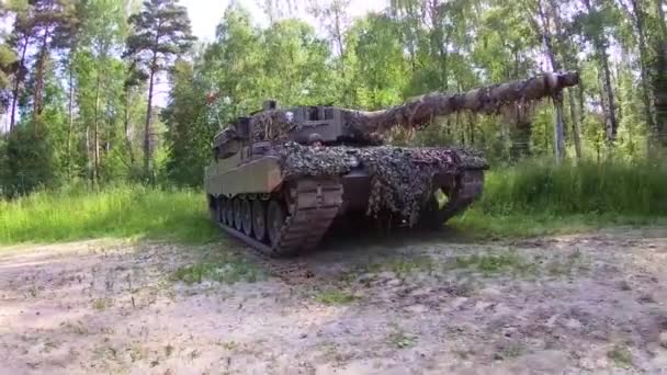 2018 Tanque Exército Camuflado Percorre Uma Floresta — Vídeo de Stock