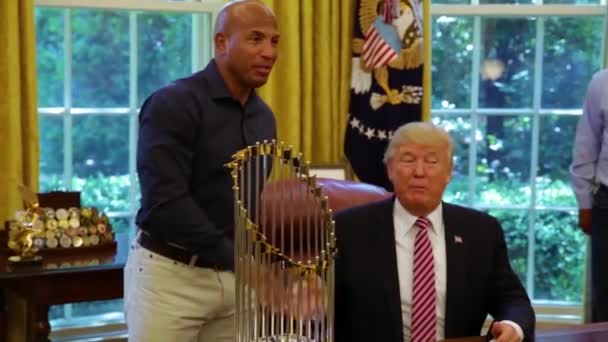 2017 Equipo Béisbol Chicago Cubs Visita Casa Blanca Reúne Con — Vídeo de stock