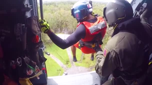 2018 Personeel Van Kustwacht Redt Evacueert Gestrande Mensen Tijdens Overstroming — Stockvideo