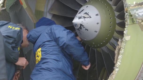 2018 Επιθεωρητές Του Ntsb Εξετάζουν Έναν Κινητήρα Αεροσκάφους Που Εξέπεμψε — Αρχείο Βίντεο