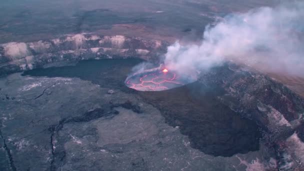 ハワイ州キラウエア火山のサミット ベント 溶岩湖上空での素晴らしい空中撮影 — ストック動画