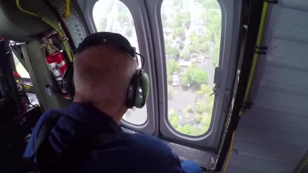 2018 Rettungshubschrauber Fliegen Während Des Hurrikans Florence Über Überflutete Viertel — Stockvideo