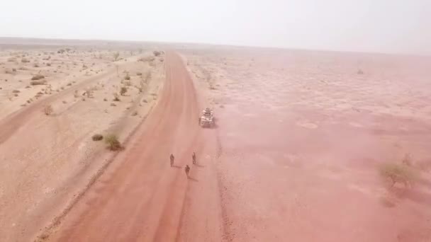 Aéreos Sobre Ataque Emboscada Simulado Situação Refém Uma Estrada Africana — Vídeo de Stock