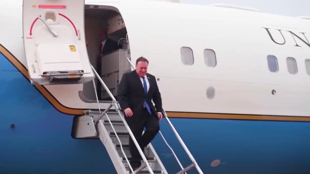 Υπουργός Εξωτερικών Των Ηπα Mike Pompeo Φτάνει Στην Αεροπορική Βάση — Αρχείο Βίντεο