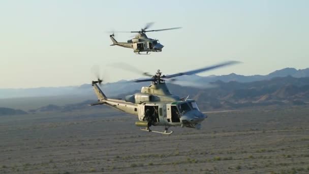 Huey Helikopters Vliegen Formatie Deze Slow Motion Action Battle Scene — Stockvideo