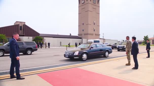 2018年6月13日 米国のマイク ポンペオ国務長官が韓国のオサン航空基地に到着した — ストック動画