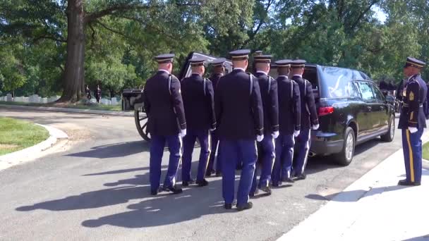 2018 Oficiální Vojenský Pohřeb Mrtvého Amerického Vojáka Arlingtonském Národním Hřbitově — Stock video