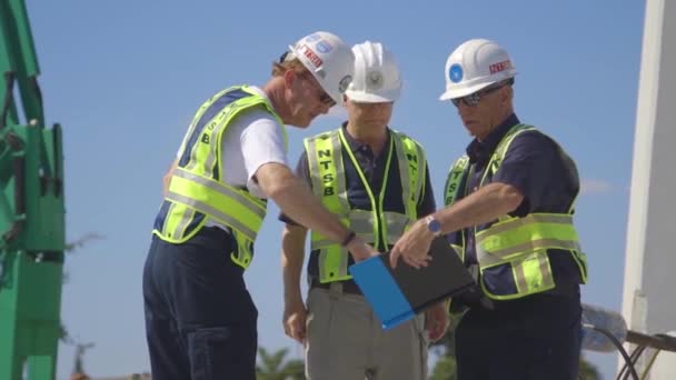 2018 Inspectores Ntsb Analizan Colapso Puente Peatonal Sobre Tráfico Universidad — Vídeo de stock