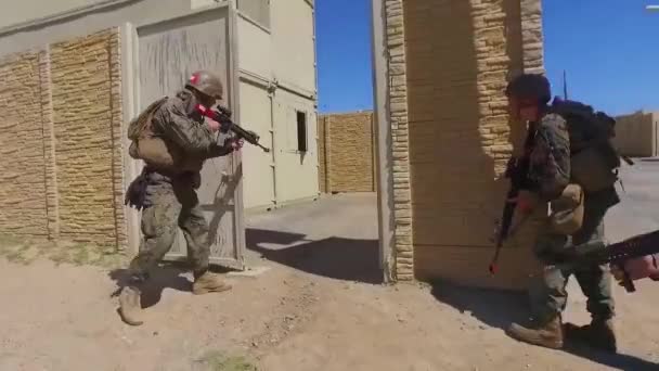 Des Marines Entraînent Dans Village Modèle Lors Des Derniers Exercices — Video