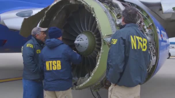 2018 Ntsb Inspektoren Untersuchen Ein Flugzeugtriebwerk Das Bei Einem Flug — Stockvideo
