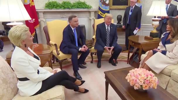 2018 米国のドナルド トランプ大統領は ポーランドのアンジェイ ドゥダ大統領の国家訪問中に報道機関に話しかけ ドイツとロシアとのパイプライン取引について話します — ストック動画