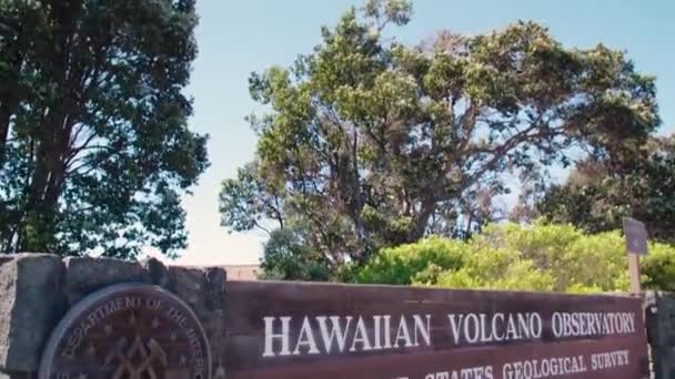 ハワイのUsgsによって所有されているハワイ火山観測所の撮影を確立する — ストック動画