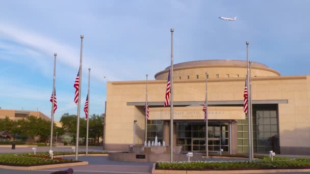 2018 Air Force One Πετά Πάνω Από George Bush Memorial — Αρχείο Βίντεο